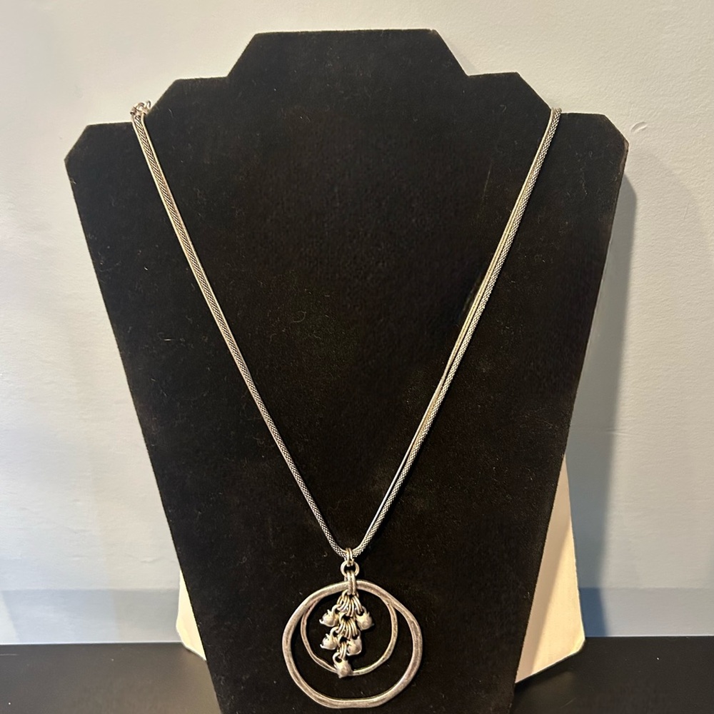 Elegant Silver Necklace with Pendant